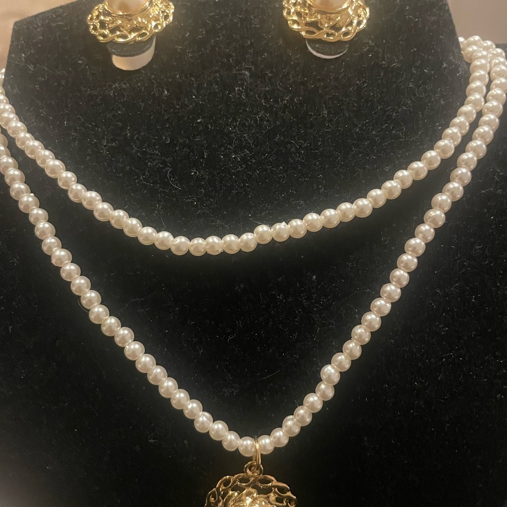 STUNNING VINTAGE  Pearl and Gold Necklace Set BY CORO/Vendome